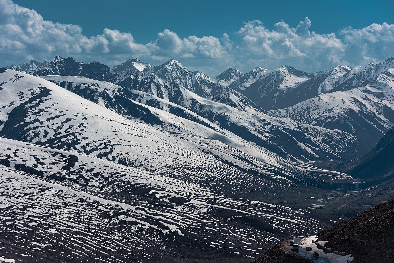 Babusar Pass: snowy peaks at Babusar Top
