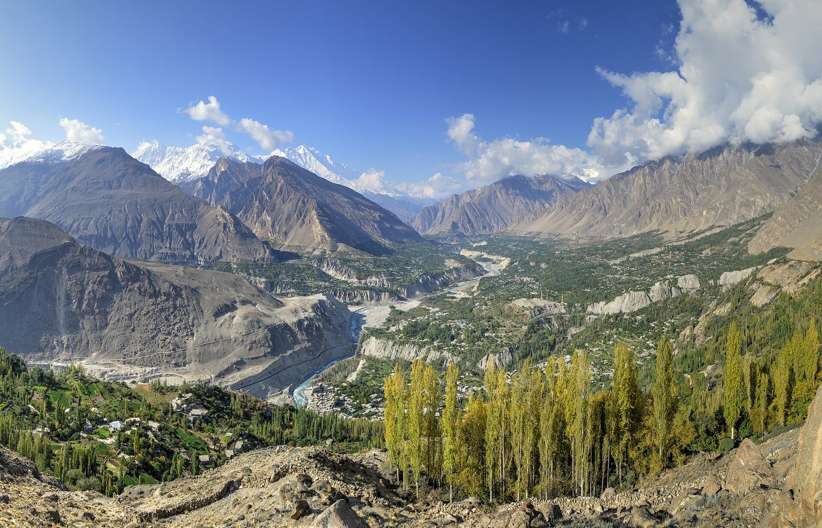 Pakistan travel blog: Hunza Valley seen from Eagle's Nest