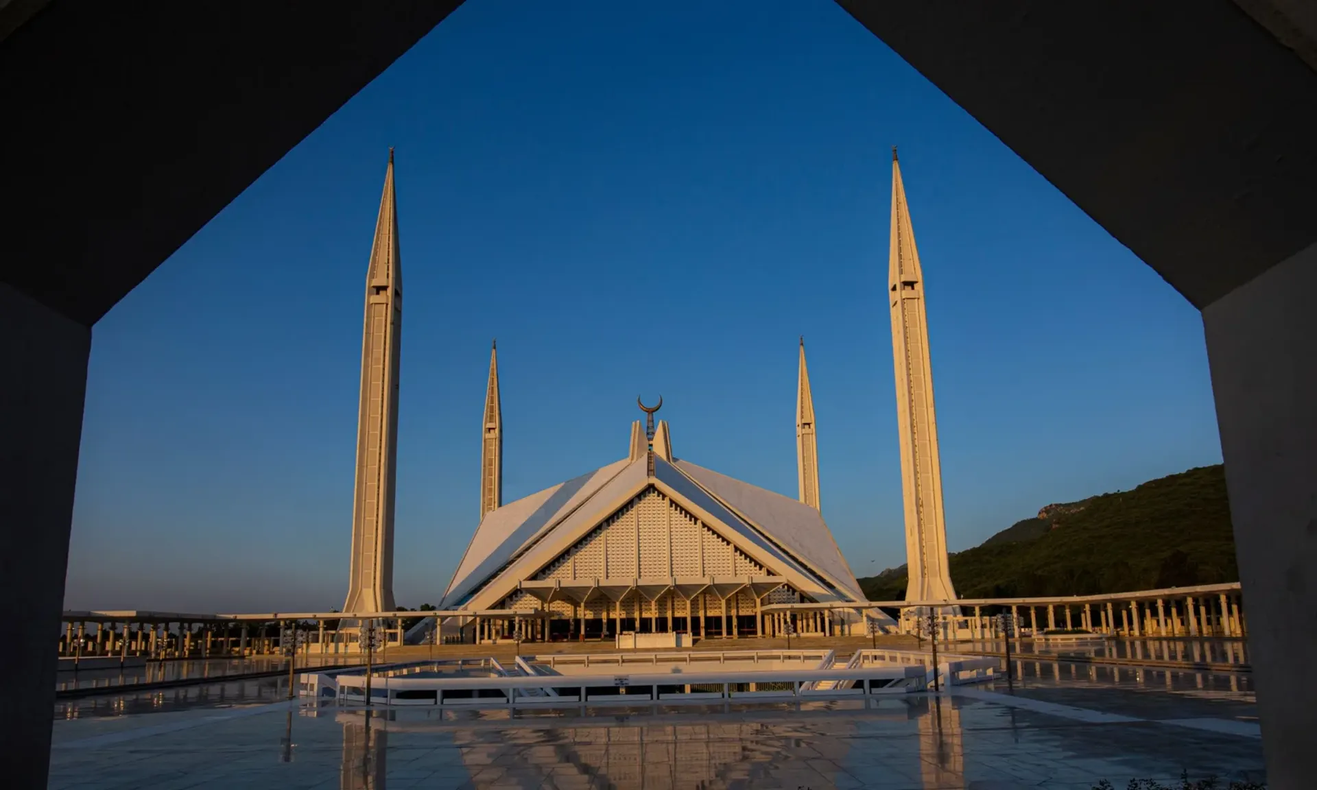 Faisal Mosque in Islamabad at golden hour, best time to visit Pakistan