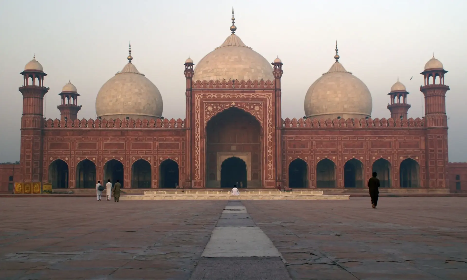 Badshahi Mosque in Lahore at dusk, packing list for Pakistan
